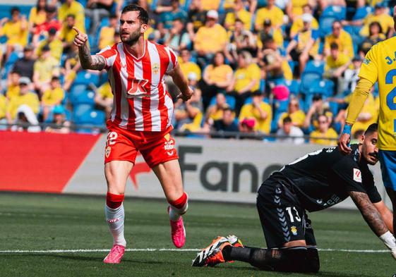 Leo Baptistao celebra un gol para la historia, pues vale para romper una racha de 301 días.