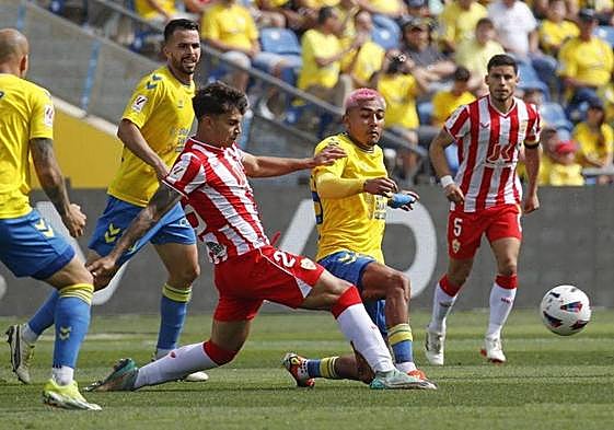Marcos Peña en una acción del partido de su debut