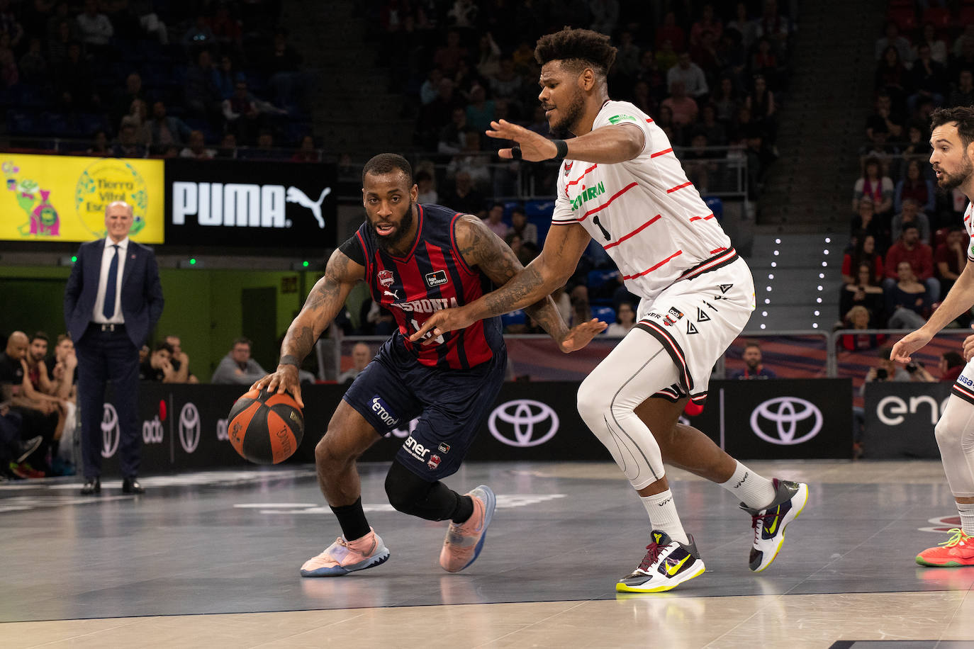 El Covirán sufrió ante en el ataque del Baskonia, como aquí Felicio (d) ante Miller-McIntyre.