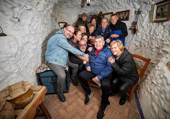 Eusebio, en el centro, con miembros de su familia, dentro de la cueva de La Partera, en la que vivió y hoy es un museo