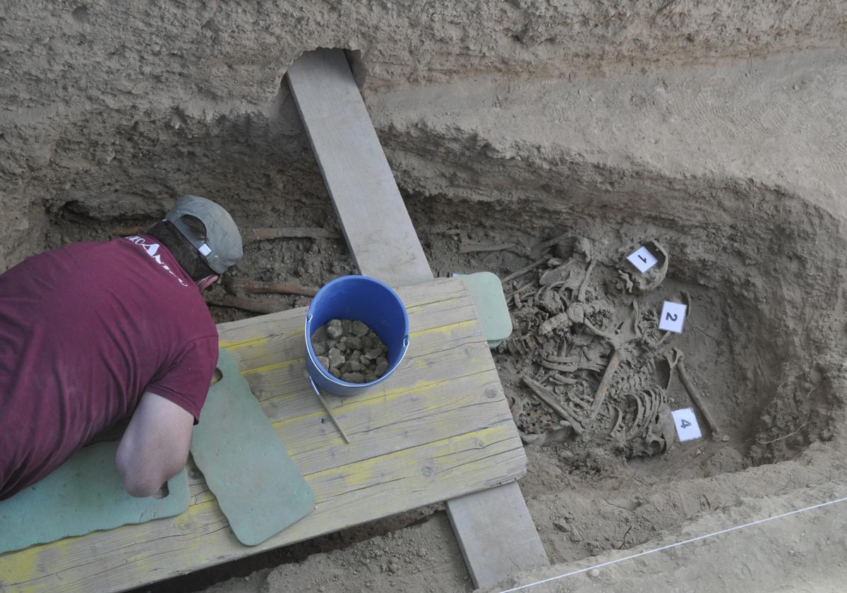 Trabajos de exhumación en una fosa de Cúllar.