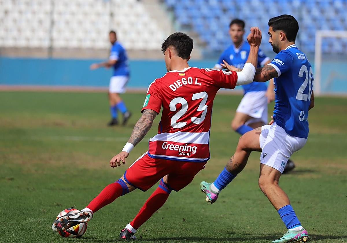 Diego López envía un balón en largo en Melilla.
