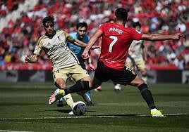 Gonzalo Villar acude a un balón dividido con Vedat Muriqi.