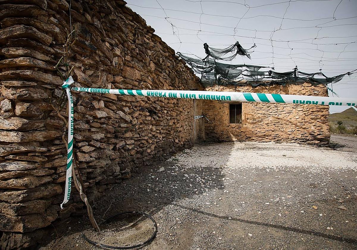 El cortijo de Alboloduy precintado, donde ha sucedido el crimen vicario.