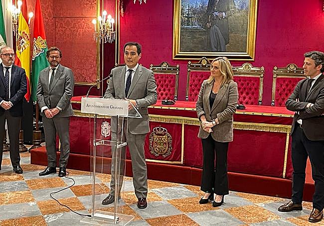 El consejero de Justicia, José Antonio Nieto, junto a la alcaldesa de Granada, Marifrán Carazo, y representantes de la Junta y el Ayuntamiento