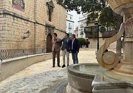 El alcalde de Jaén, flanqueado por el edil de Conservación y el primer teniente de alcalde.