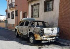 Uno de los vehículos quemados en Cijuela.
