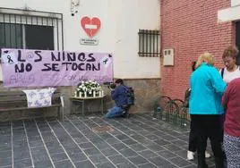 Cartel en las puertas del colegio, en solidaridad con la madre de las niñas asesinadas.