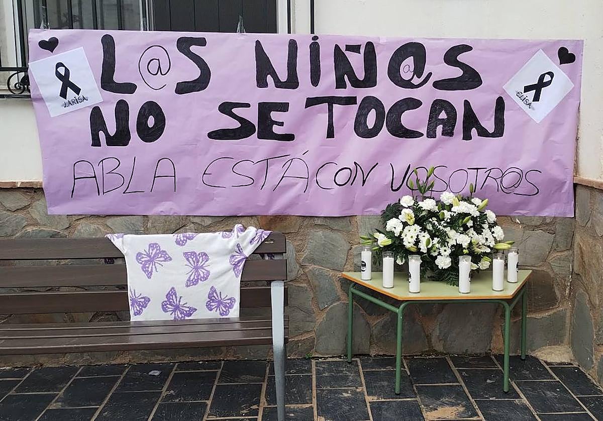 Cartel en Abla de los vecinos, en apoyo a las niñas asesinadas.
