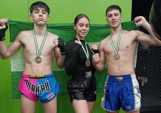 Los tres luchadores, tras conseguir el campeonato andaluz.