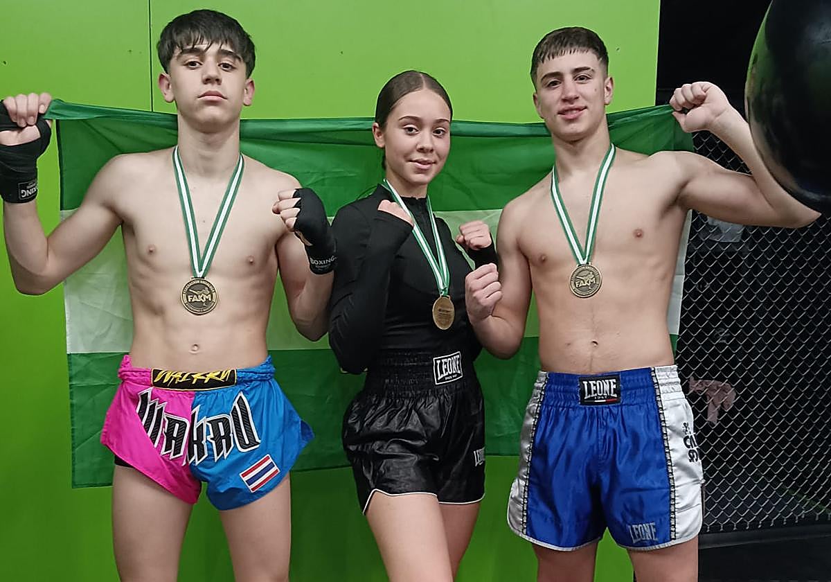 Los tres luchadores, tras conseguir el campeonato andaluz.