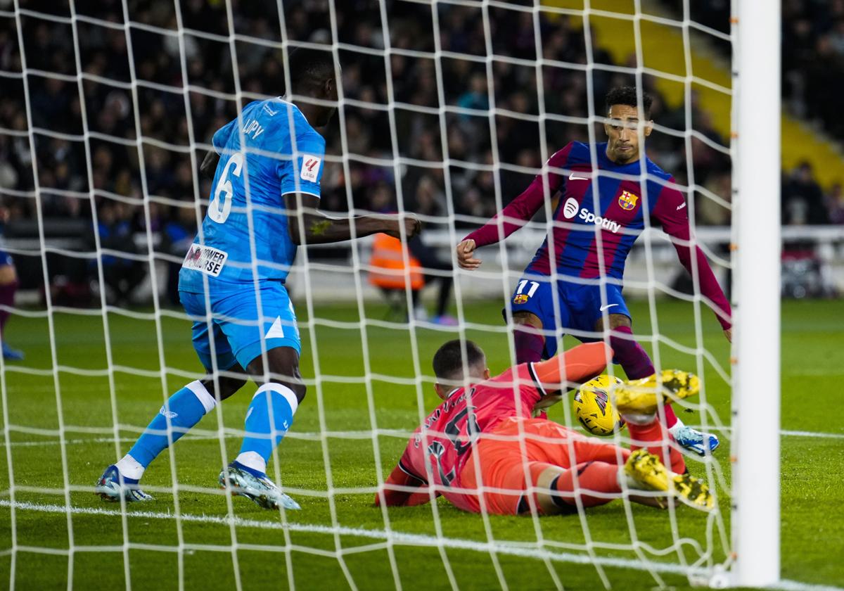 Luis Maximiano se lució en muchos partidos; ante el Barça hizo seis paradas en su área.