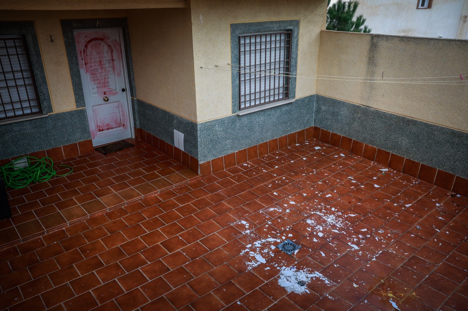 Imagen secundaria 1 - La comunidad que vive aterrorizada por uno de sus vecinos en Granada: «Nos da miedo salir de casa»