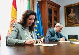 La alcaldesa de Almería y el decano del Colegio de Arquitecto, en la firma del convenio.