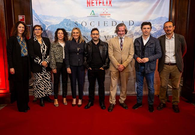 Bayona y Hermida, con representates de Netflix y autoridades institucionales.