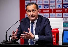 El director general del Granada, Alfredo García Amado, durante la presentación de Sandoval.