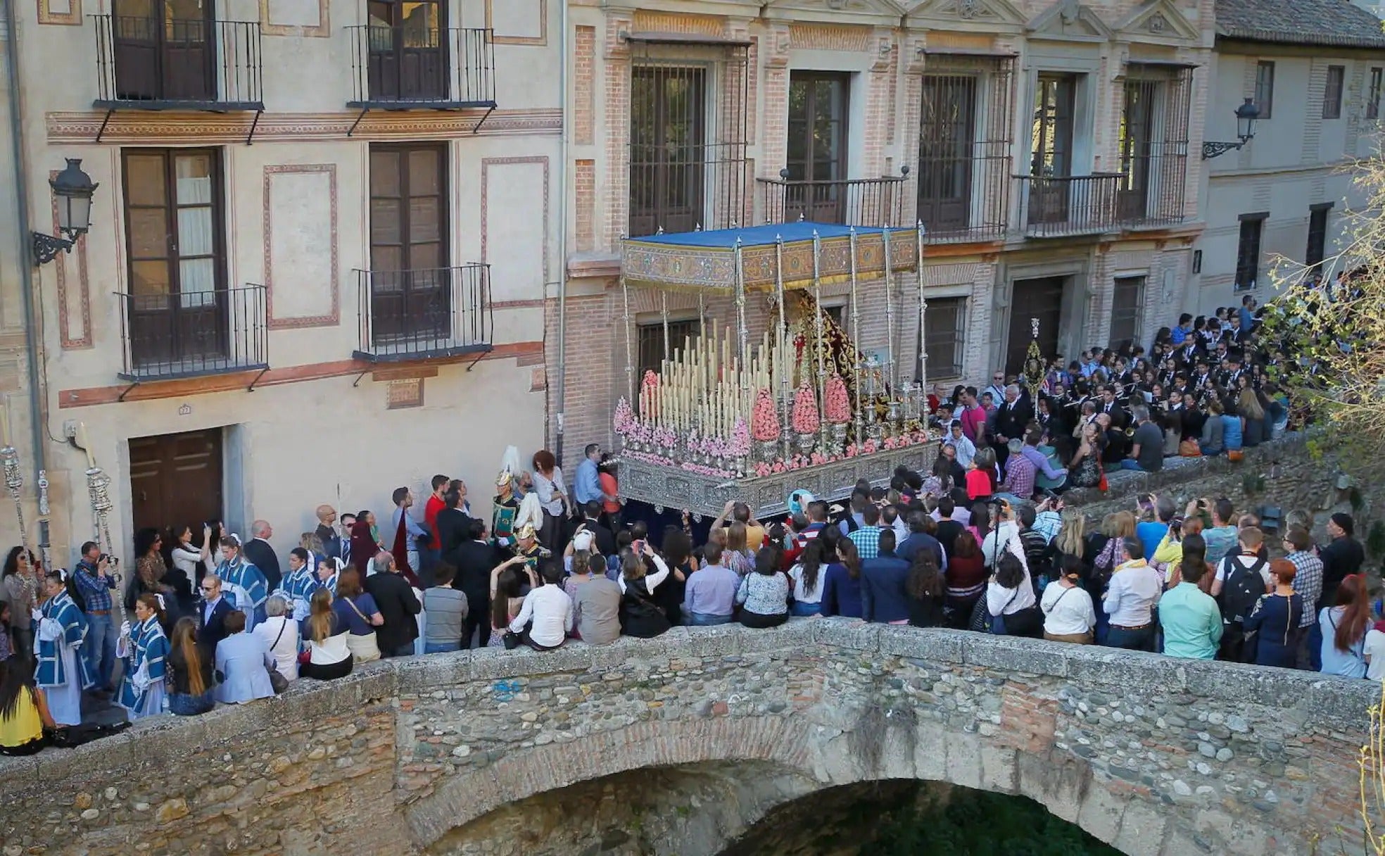 En los puentes del Darro los granadinos no pueden pasarse a ver procesiones.