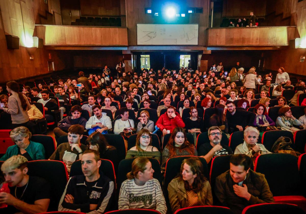 Público en el cine Madrigal, antes de que comenzara el pase de 'La sociedad de la nieve'.