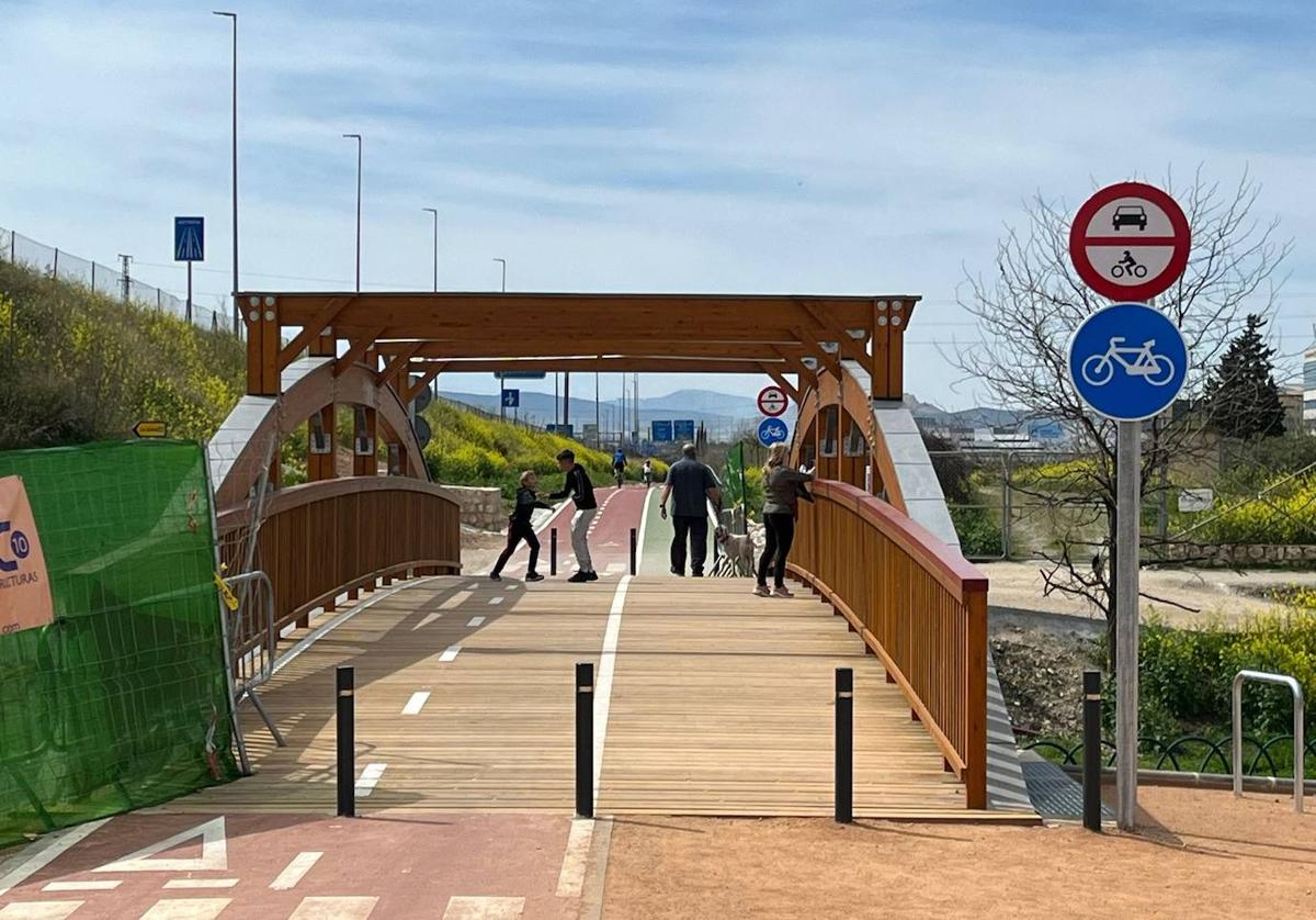 Puente de madera que salva el río Monachil.