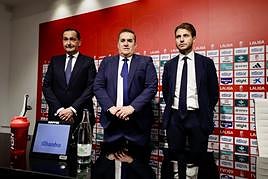 José Ramón Sandoval, flanqueado por Alfredo García Amado (i) y Matteo Tognozzi, durante su presentación este martes.