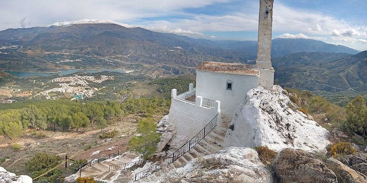 Imagen secundaria 2 - Arriba se ve cómo quedó la ermita tras la caída de un rayo sobre tu cruz. Abajo, el interior de la ermita tras el suceso y cómo era la ermita antes de quedar destruida.