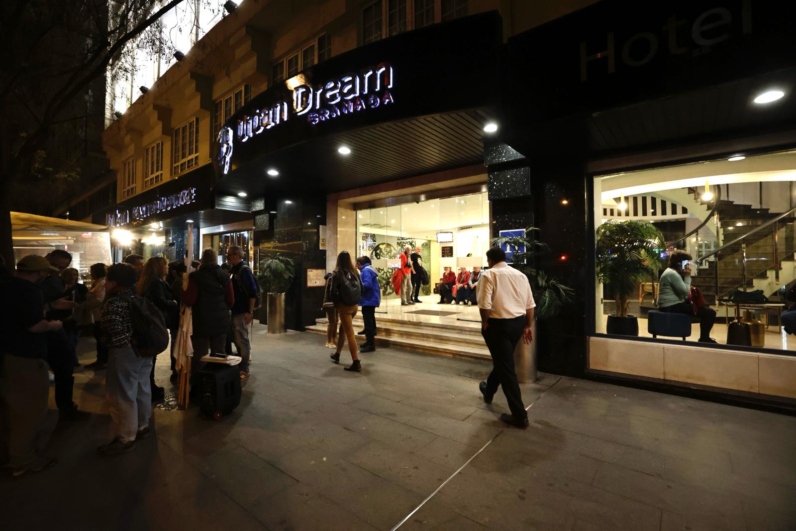 Exterior del hotel que ha sido registrado por la Guardia Civil este miércoles.