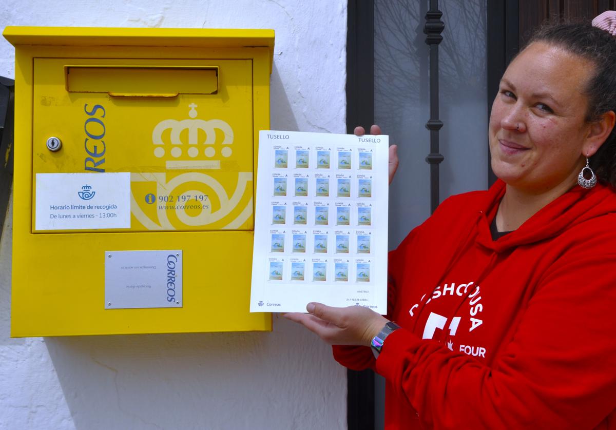 Alpujarra de la Sierra emite un sello personalizado para celebrar el Día del Libro en 'El Pueblo Libro'