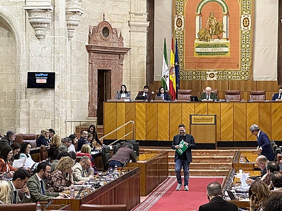 El portavoz de Adelante Andalucía, José Ignacio García, regresa a su escaño tras intervenir.