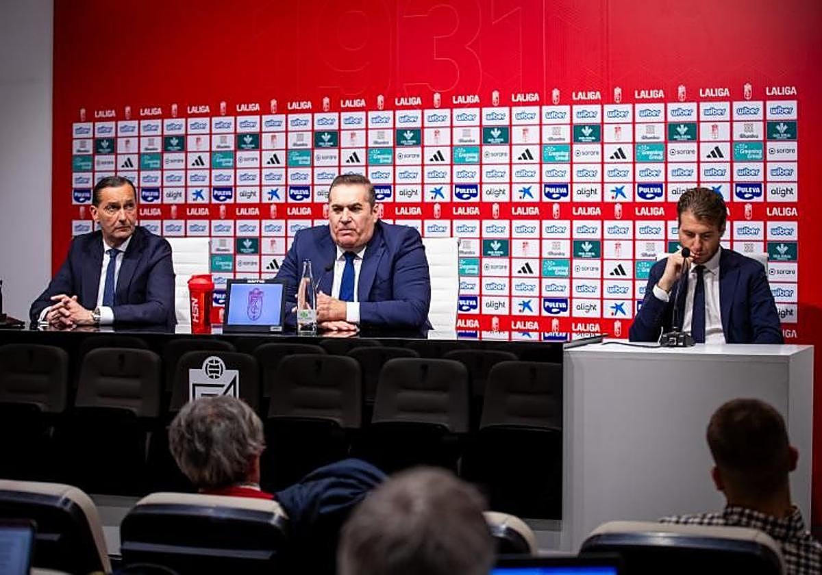 Alfredo García Amado, José Ramón Sandoval y Matteo Tognozzi, durante la presentación del entrenador.