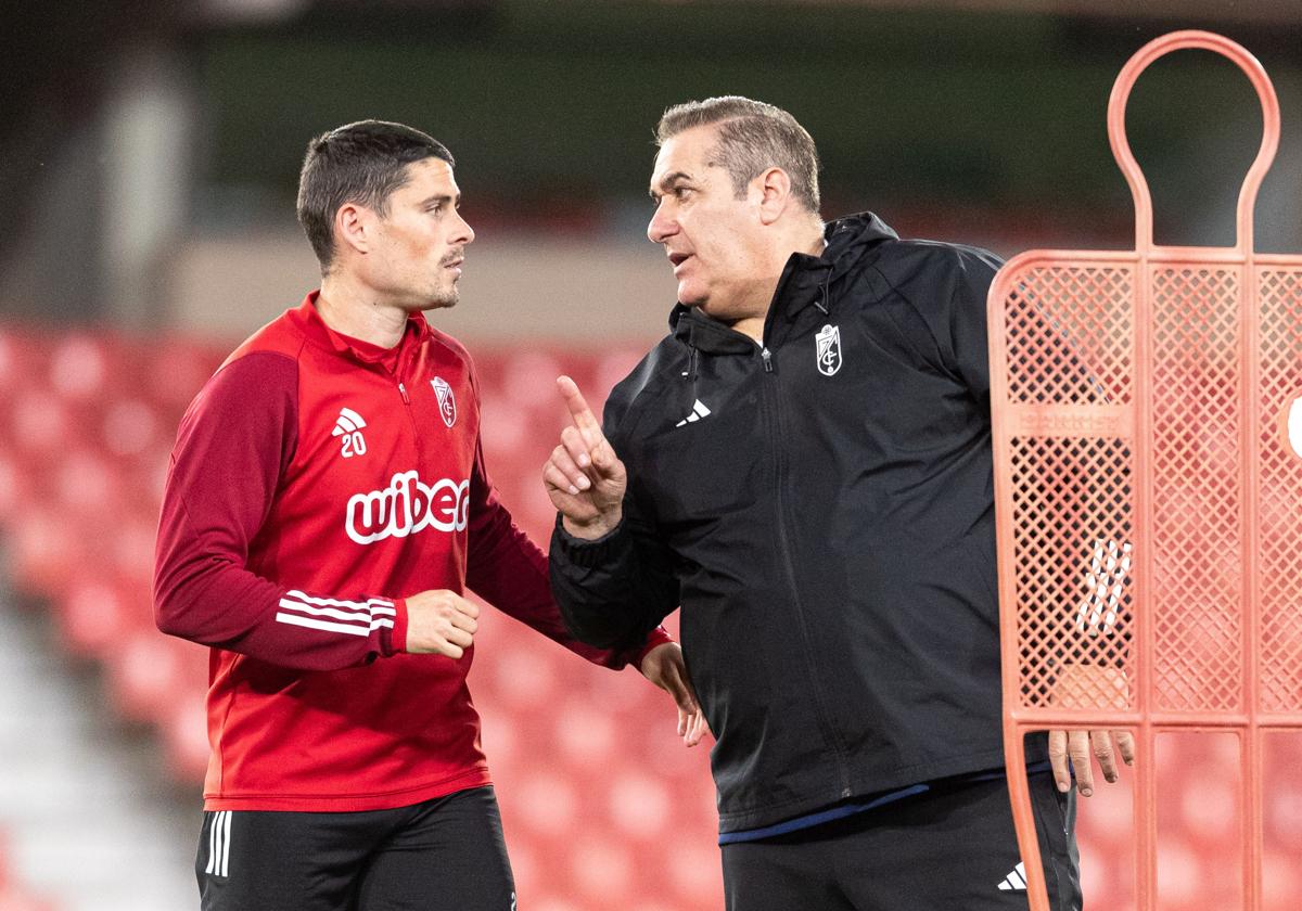 José Ramón Sandoval conversa con Sergio Ruiz durante un instante de su primer entrenamiento al frente del equipo.