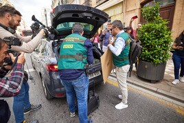 Agentes de la Guardia Civil abandonan el domicilio de Luis Rubiales en el centro de Granada tras el registro llevado a cabo ayer.