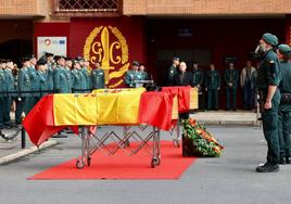 El Ejido recibe el féretro del guardia civil atropellado en Sevilla, cuyo entierro se oficia esta tarde