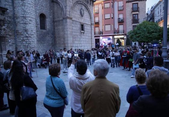 Círculo de silencio de la red Jaén Ciudad Abierta, este jueves en la plaza de San Ildefonso.
