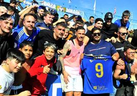 Álvaro Vázquez con los aficionados del Fondo Santana celebrando el partidazo que hizo contra el Ibiza.