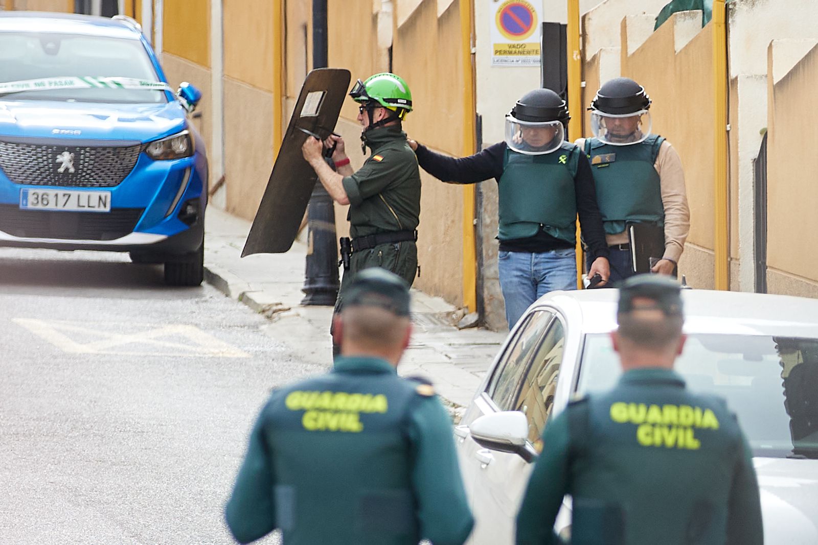 Las imágenes del edificio acordonado en Las Gabias por un vecino atrincherado