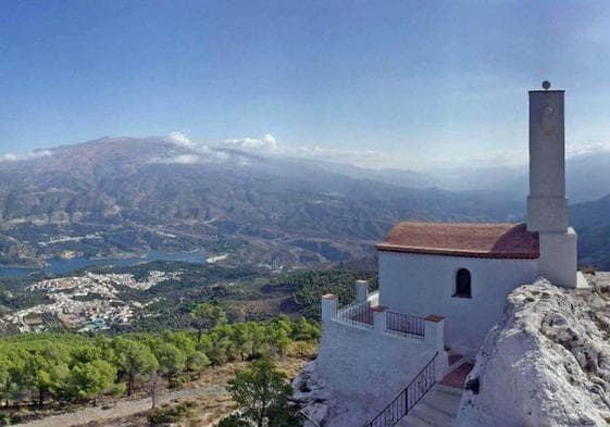 La emita del Cristo del Zapato 'mira' desde las alturas al Valle de Lecrín, con Pinos del Valle en primer término.