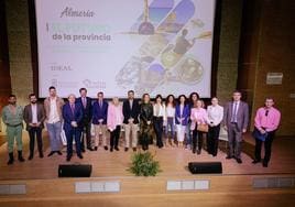 Alcaldes, concejales, técnicos y empresarios, participantes en el Foro, junto a representantes de IDEAL y el vicepresidentede la Diputación Provincial.