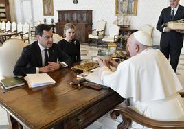 El Papa Francisco recibe la visita de Juanma Moreno en el Vaticano.