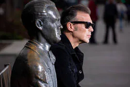 José Antonio y Federico, en la estatua de este último en el bulevar de los personajes ilustres de Granada.