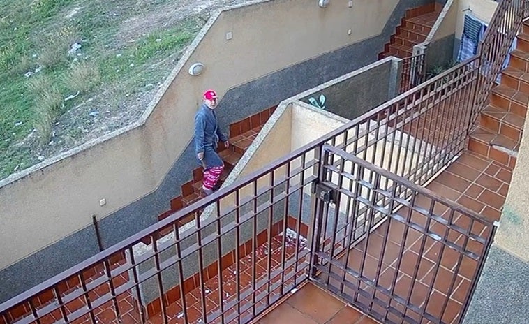 Vecino de Las Gabias con un cuchillo paseando por las zonas comunas de la urbanización