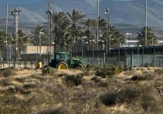 Labores de desbroce en los terrenos donde se celebrará el Dreambeach.