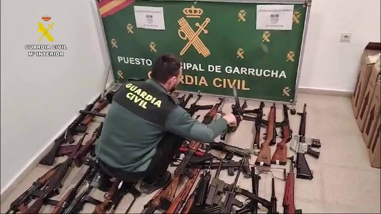 La Guardia Civil interviene medio centenar de armas de guerra en una vivienda de Mojácar