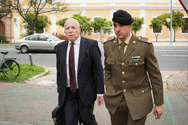 El sargento Álvarez Estupiñán a su llegada ayer al juzgado togado para prestar declaración.