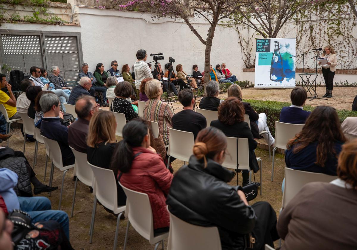 Un aspecto de la Casa de Porras, ayer por la tarde, durante la lectura de la poeta Isabel Bermejo.