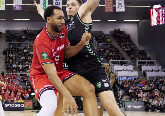 El Covirán vuelve al Palacio tras ganar al Surne Bilbao, aquí Kwan Cheatham postea.