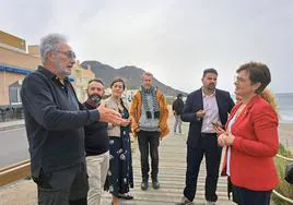 Adriana Valverde en una reunión con vecinos.