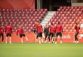 Los jugadores, entrenando en el estadio.