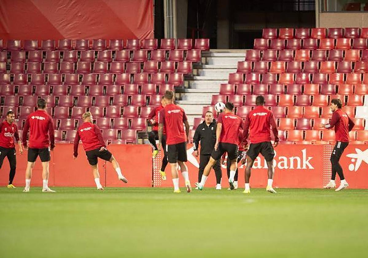 Los jugadores, entrenando en el estadio.