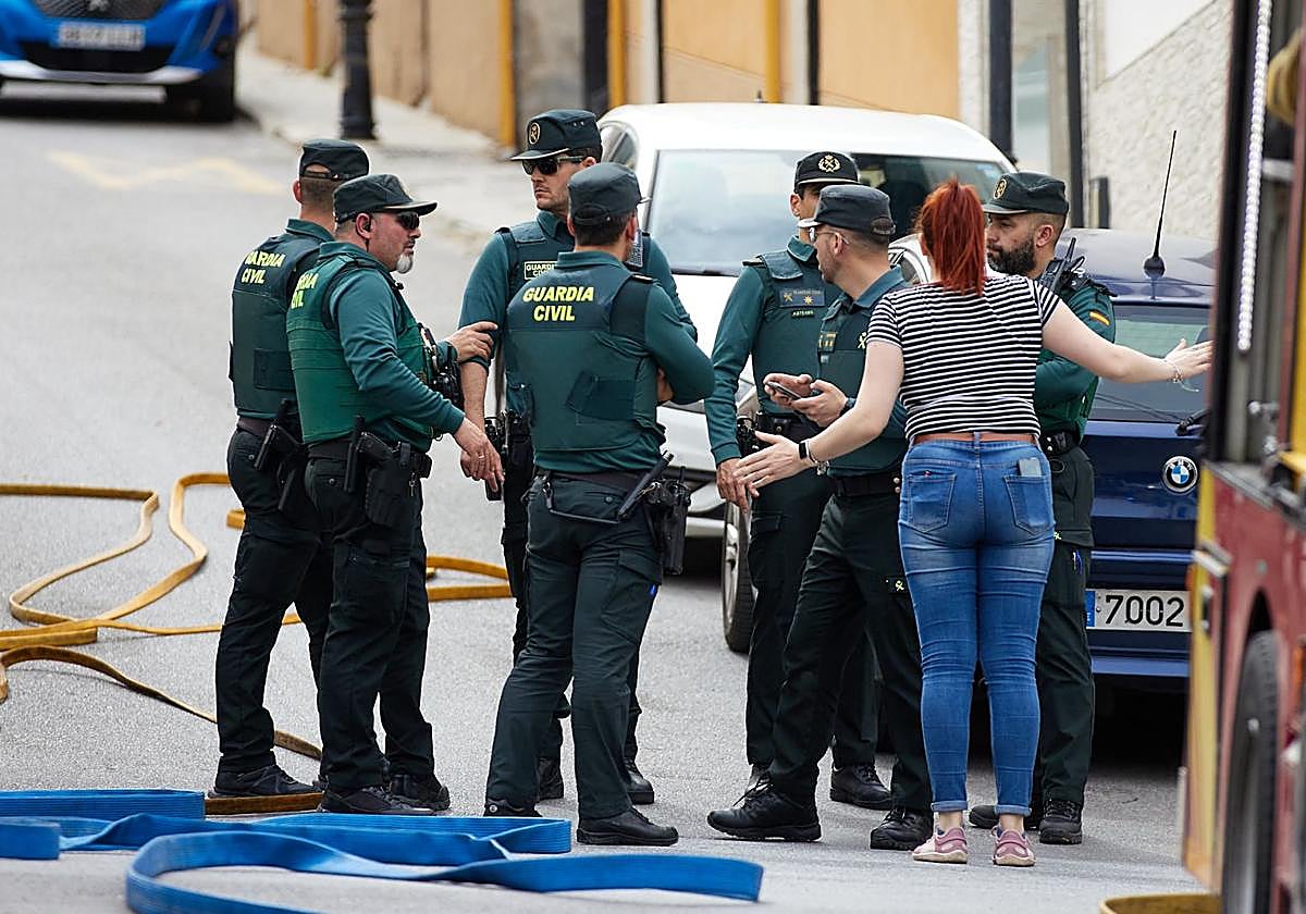 Agentes de la Guardia Civil a las puertas del edificio en el que se atrincheró el hombre.