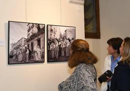 Los visitantes disfrutan de la exposición.